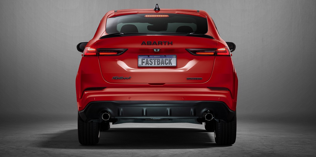 Fiat Fastback atrás.